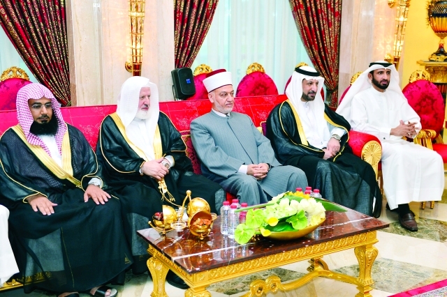 "■ محمد الشيباني خلال اللقاء وجانب من العلماء"