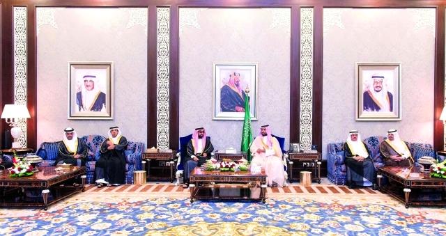"■ طحنون بن زايد ومحمد بن سلمان خلال اللقاء بحضور منصور وحامد بن زايد"