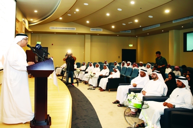 "■ المسلم خلال المؤتمر الصحافي للإعلان عن هوية معهد الشارقة للتراث | تصوير - خالد نوفل"