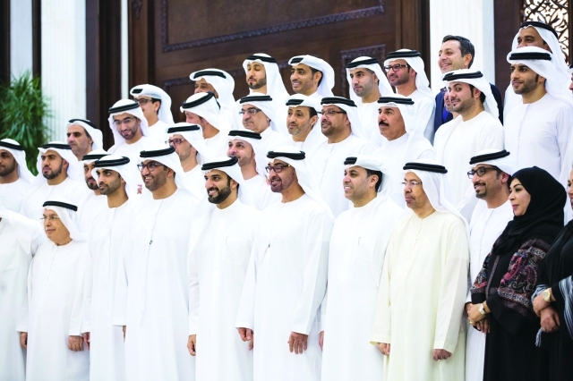 "محمد بن زايد متوسطا الاعلاميين بحضور سلطان الجابر"
