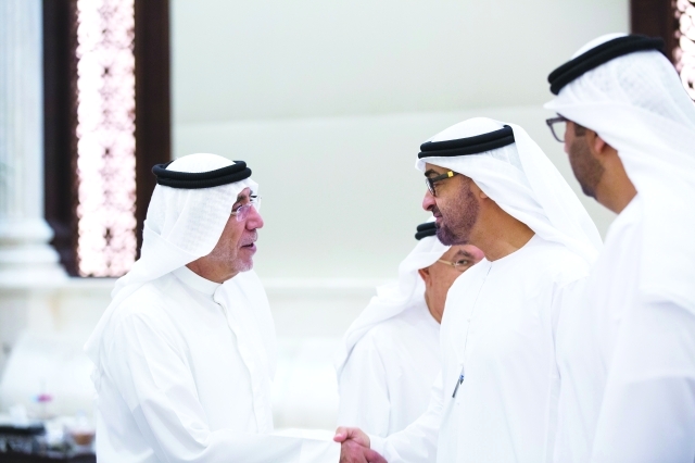 "محمد بن زايد مصافحاً محمد يوسف"