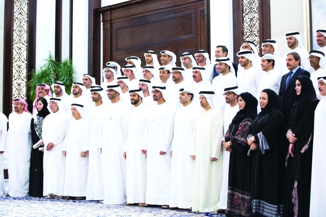"محمد بن زايد متوسطا الاعلاميين بحضور سلطان بن أحمد وسلطان الجابر وإبراهيم العابد وظاعن شاهين وأحمد المنصوري والقيادات الإعلامية  |  وام"