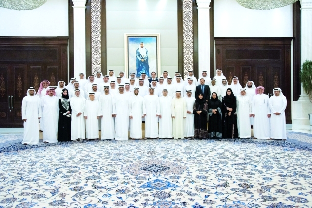 "■ محمد بن زايد يتوسط عدداً من الإعلاميين بحضور سلطان بن أحمد وسلطان الجابر"
