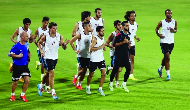 "■ لاعبو العنابي خلال مرانهم الأول  |  البيان"