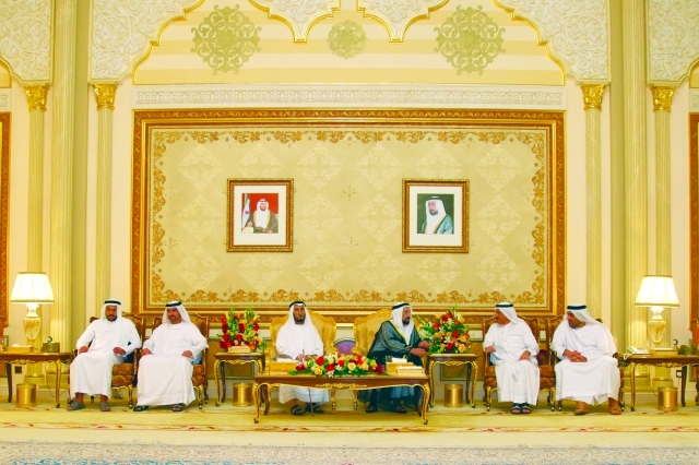 "حاكم الشارقة خلال استقبال سلطان المنصوري وراشد بن فهد والمهنئين ــ وام"