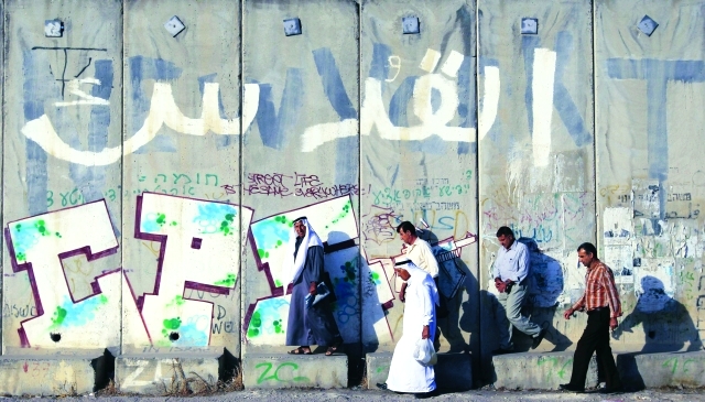 "■فلسطينيون يحاولون عبور جدار الفصل العنصري لأداء الصلاة في الأقصى | أ.ف.ب"
