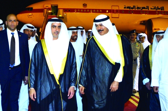 "■ سيف بن زايد لدى وصوله إلى الكويت | وام"