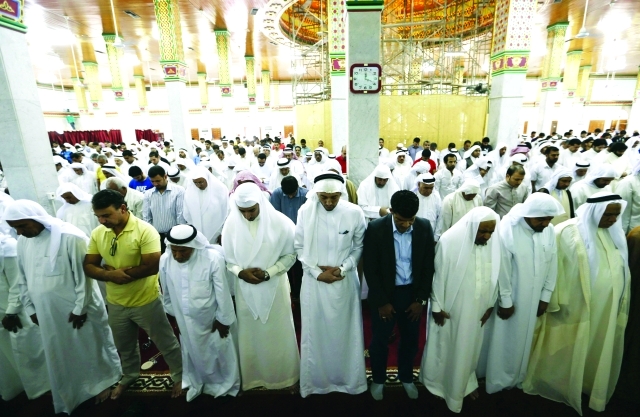 "■ بحرينيون يؤدون الصلاة في أحد مساجد المنامة | رويترز"