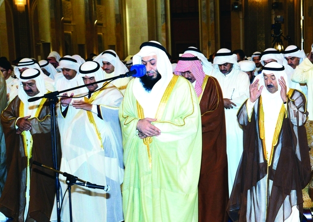 "■ صباح الأحمد في مقدمة الكويتيين أثناء أداء صلاة الجمعة | إي.بي.إيه"