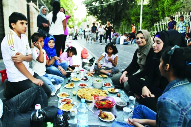 " أردنيون في فعالية إفطار بالشارع العام"