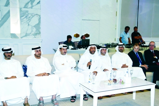 "عبد الله العويس يتحدث في المجلس"