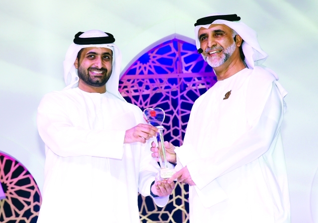 "الشيخ جمعة بن مكتوم آل مكتوم يكرم حبيب غلوم بحضور الشيخ ماجد المعلا ــ تصوير: دينيس مالاري"