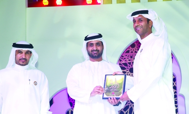 "■ جمعة بن مكتوم يكرم فايز السعيد بحضور ماجد المعلا"