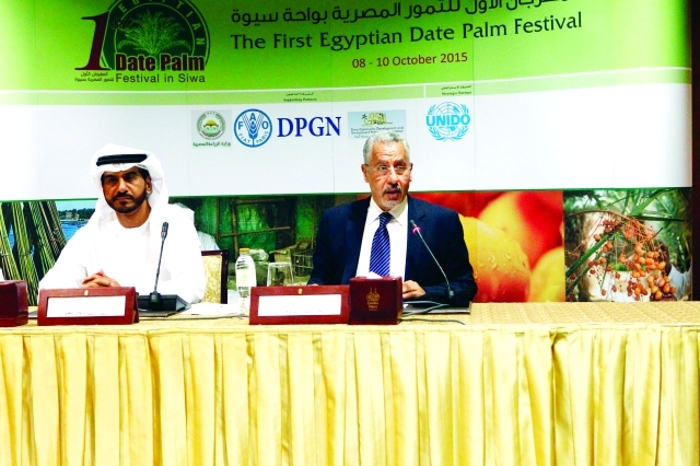 "عبد الوهاب زايد وهلال حميد الكعبي خلال المؤتمرالصحفي للاعلان عن مهرجان التمور ــ البيان"