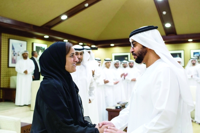 "حمدان بن زايد مصافحاً لبنى القاسمي"