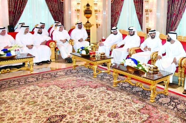 "وسموه بحضور حمدان ومكتوم وأحمد بن محمد ومحمد القرقاوي متحدثاً إلى أعضاء الهيئة"