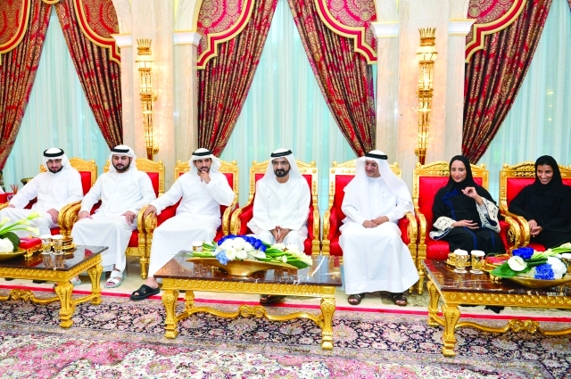 "محمد بن راشد وحمدان ومكتوم وأحمد بن محمد وحميد القطامي خلال لقاء أعضاء هيئة صحة دبي | تصوير: سيف محمد ومحمد هشام"