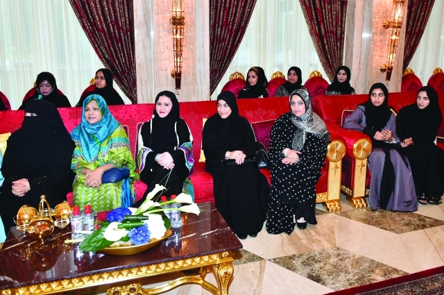 "عدد من بنات الإمارات في هيئة الصحة"