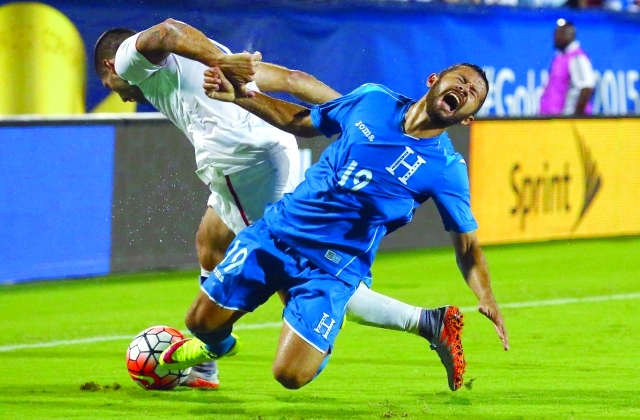 "■ جانب من مباراة أميركا وهندوراس في الكأس الذهبية | أ ف ب"