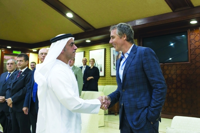 "■ سيف بن زايد مصافحاً المحاضر دان بويتنر"