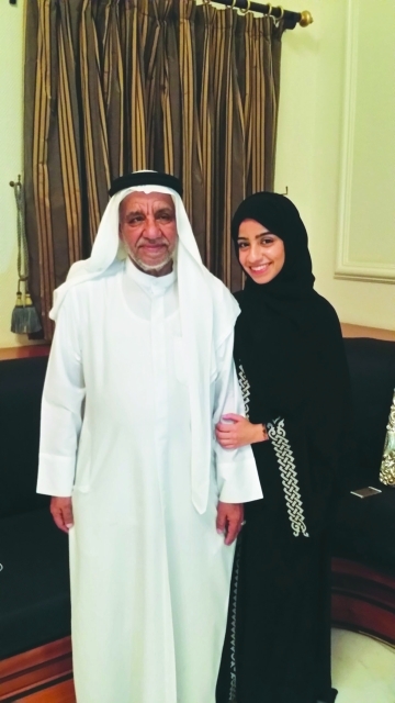 "سارة عبدالرحمن الأنصاري مع والدها"