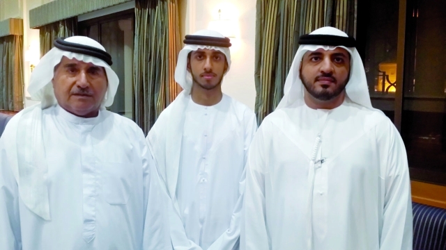 "محمد جاسم متوسطاً والده وأخاه سرور"