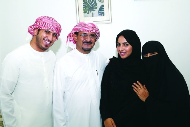 "عنود السعدي مع عائلتها | تصوير: خالد نوفل"