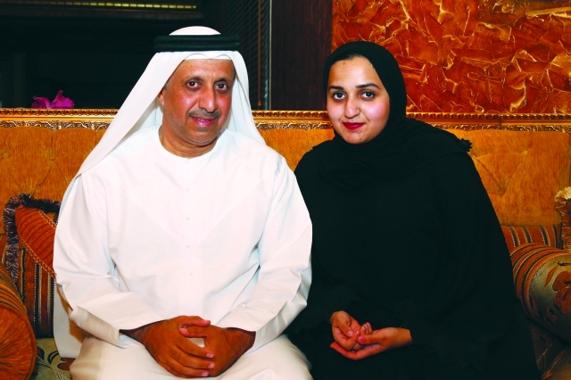 "علياء سالم مع والدها"