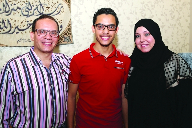 "كريم أحمد بين والديه"