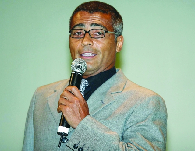 "روماريو دي سوزا أسطورة كرة القدم البرازيلية"