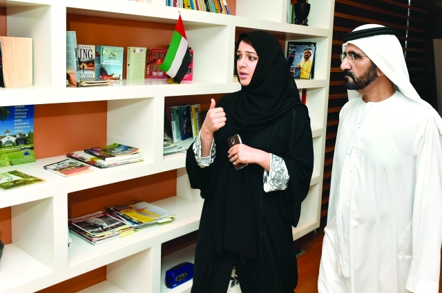 "وسموه يطالع مكتبة «دبي للعطاء» بحضور ريم الهاشمي"