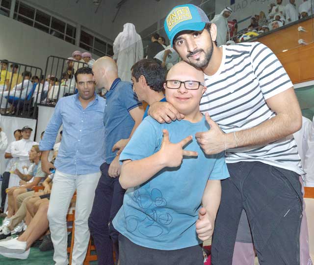 "حمدان بن محمد مع الأطفال من ذوي الإعاقة"