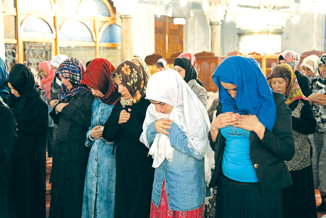 تراويح المصريات بين فضائل الدين وحوائج الدنيا