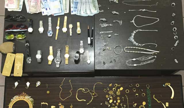 "أموال وسبائك ذهبية من ضمن المسروقات"