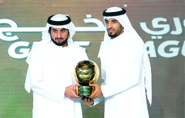 "■ أحمد بن محمد يكرم علي مبخوت أفضل لاعب خلال حفل توزيع جوائز دوري الخليج العربي | تصوير : مجدي إسكندر"