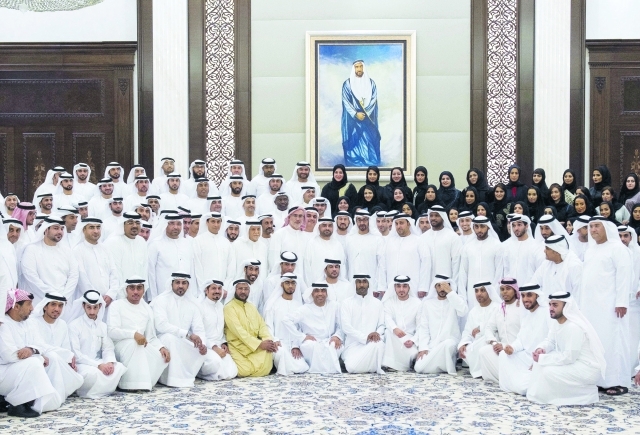 "■ محمد بن زايد يتوسط أعضاء جمعية الإمارات للمحامين والقانونيين | وام"