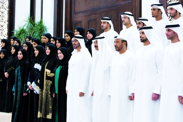 "■ محمد بن زايد خلال استقبال المتفوقين بحضور محمد المر وأمل القبيسي ومحمد الظاهري | وام"