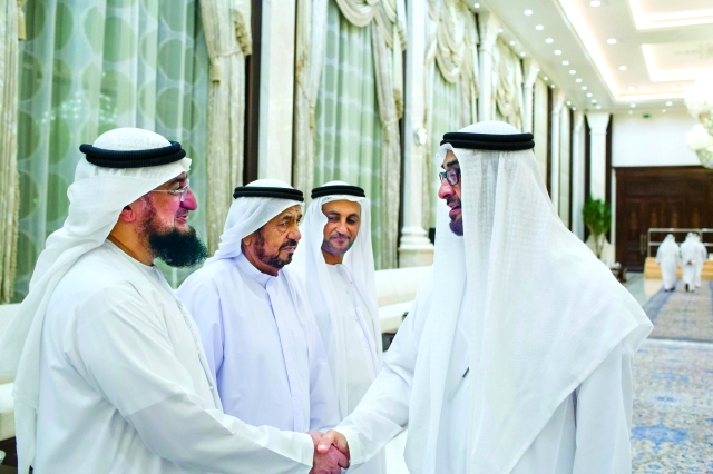 "بلكونة محمد بن زايد مصافحاً رشاد بوخش"