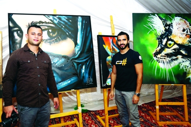 "Ⅶ من اليسار رامي الزغوي وضياء علام بجانب أعمالهما | تصوير- موهان"