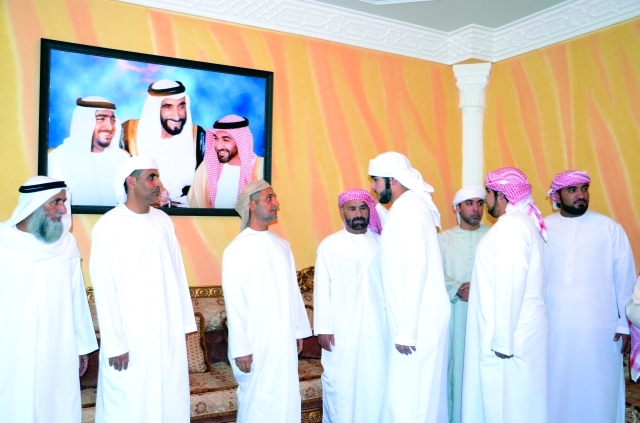 "جموع المواطنين تأم منزل الشهيد"