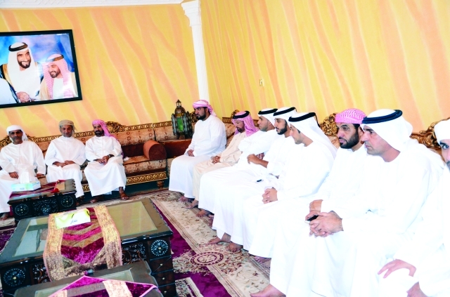 "والد الشهيد يستقبل المواطنين"