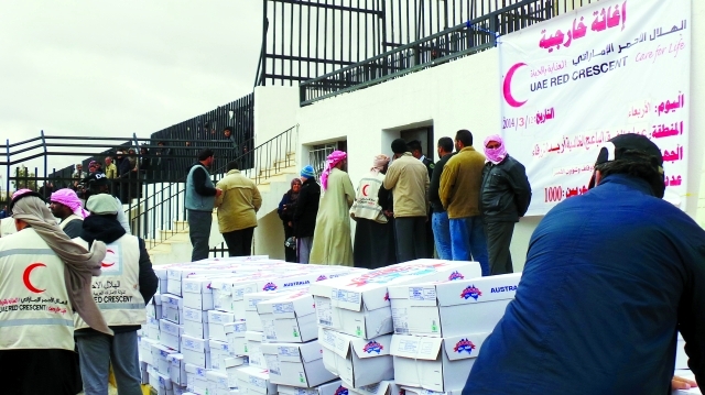 "■ جانب من عملية توزيع المساعدات الإغاثية"