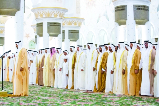 "■ محمد بن زايد والشيوخ خلال أدائهم صلاة العيد"