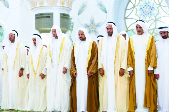 "■ أحمد ونهيان بن سيف وأحمد بن حمدان خلال صلاة العيد"