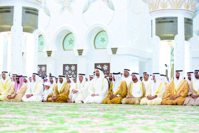 "■ ولي عهد أبوظبي خلال استماعه لخطبة العيد بحضور سيف وسرور بن محمد وهزاع ونهيان وسيف وطحنون ومنصور بن زايد"