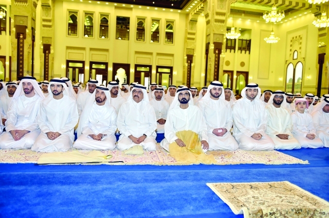 "■ محمد بن راشد والشيوخ خلال استماعهم لخطبة العيد"
