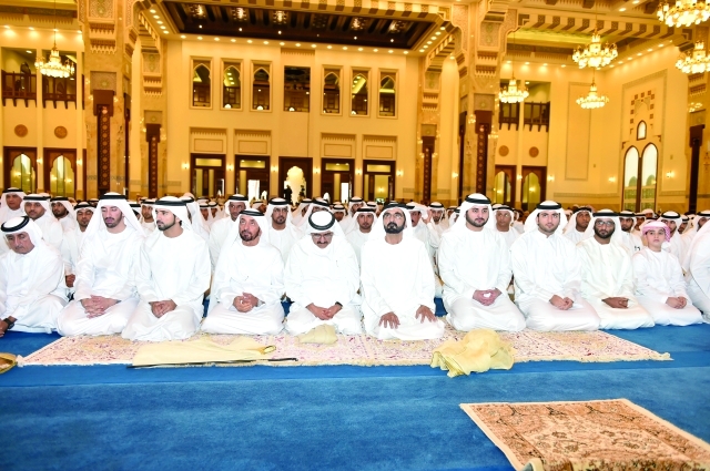 "■ نائب رئيس الدولة والشيوخ خلال استماعهم لخطبة العيد"