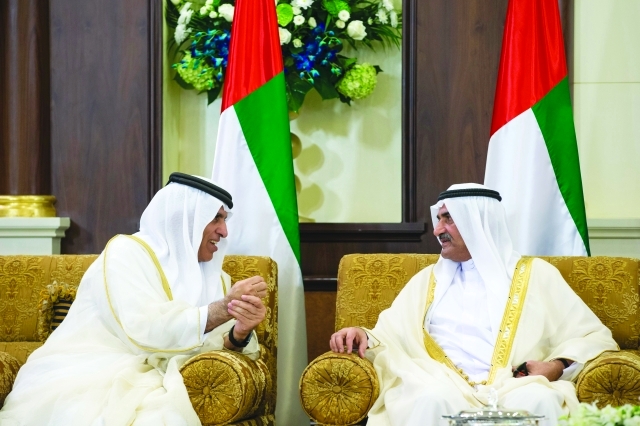 "حمد الشرقي وسعود القاسمي يتبادلان الحديث"