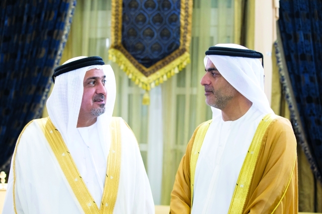 "■ سلطان بن خليفة في حديث مع خليفة بن سيف"