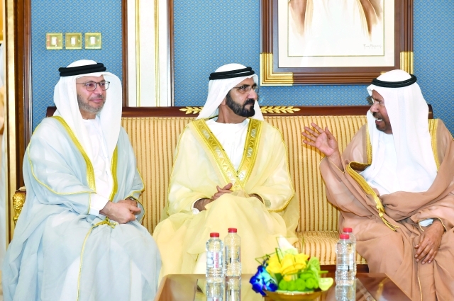 "■ محمد بن راشد مستمعاً إلى حديث خلفان الرومي بحضور أنور قرقاش"